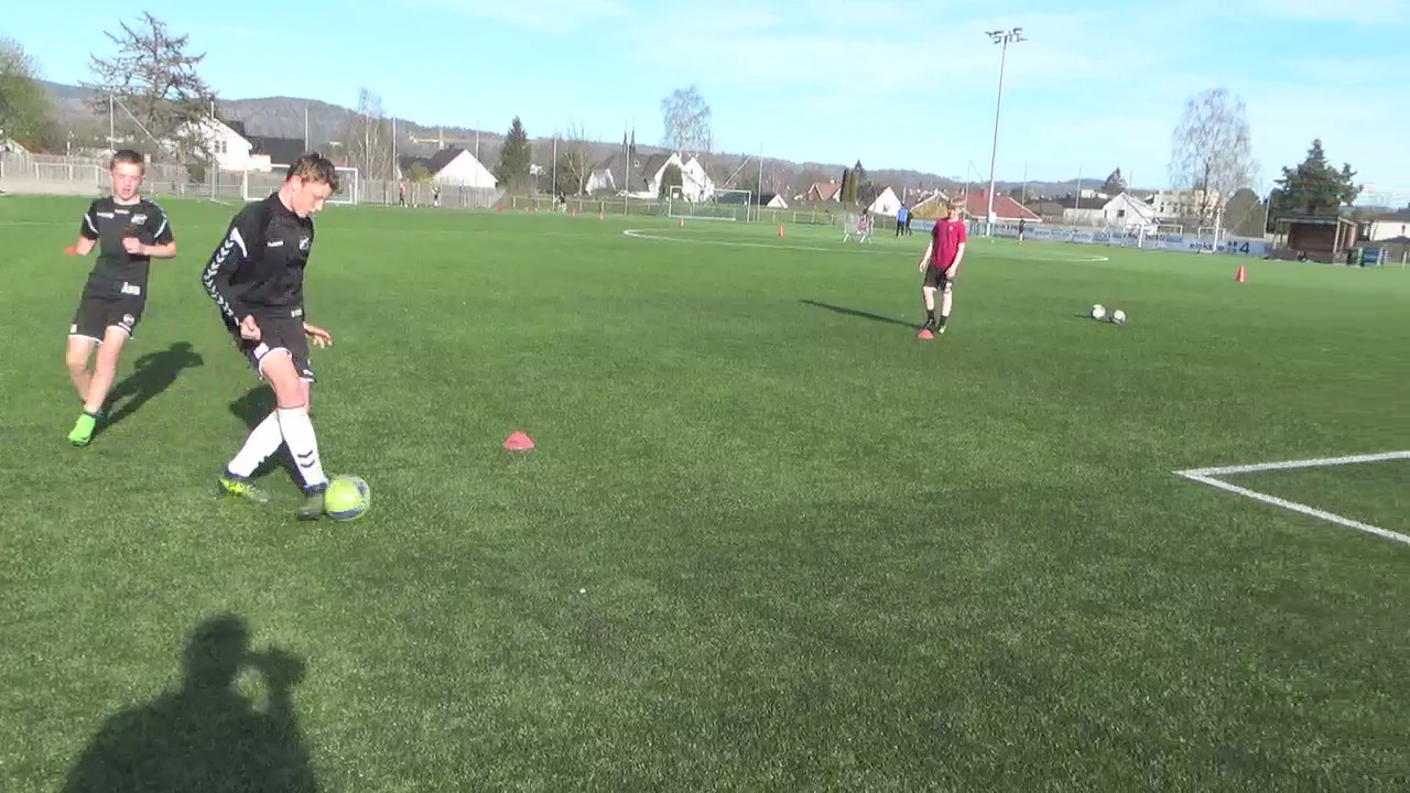 3 Trekant-pasning innside-medtak innside.MP4